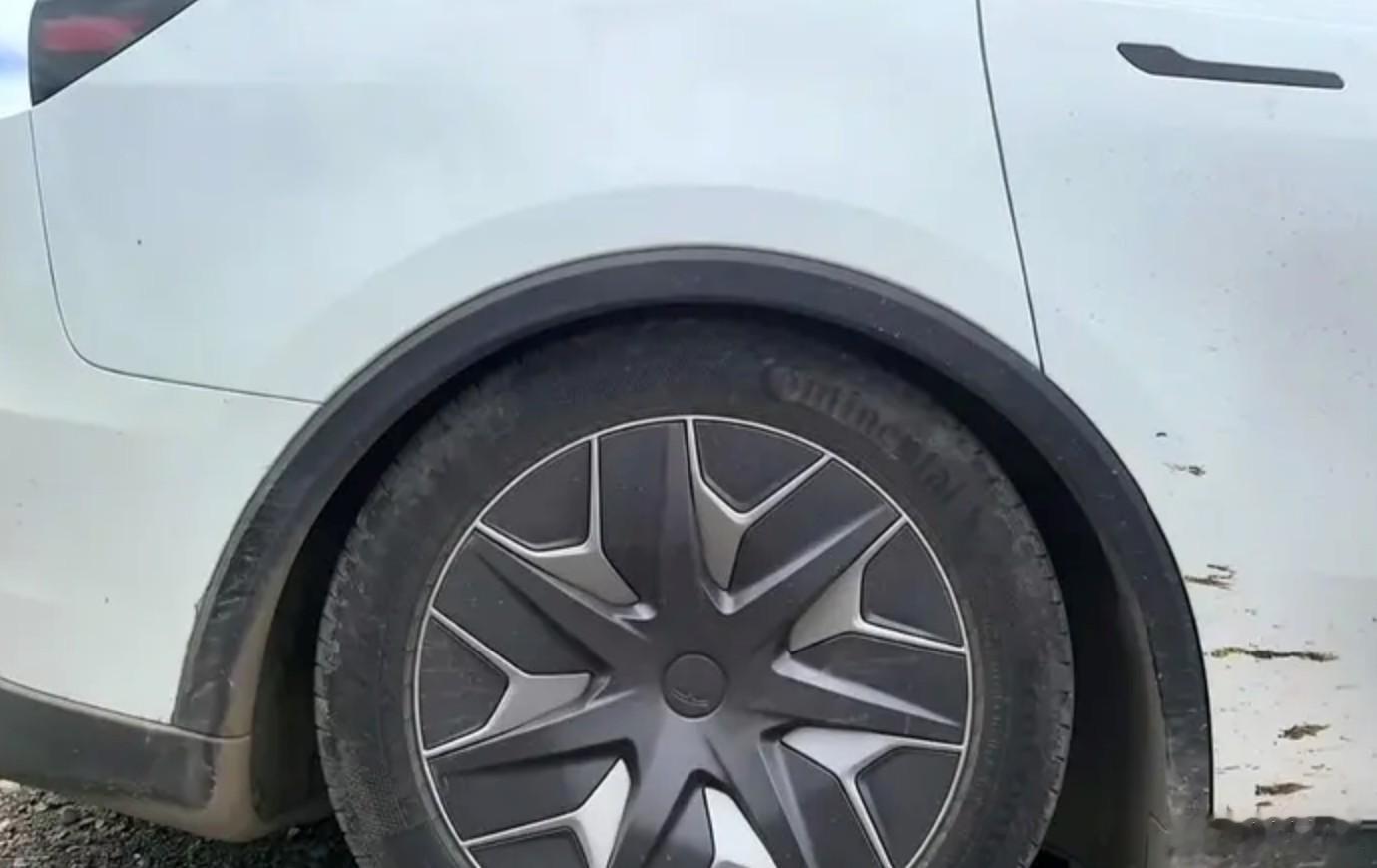 上市不久的#特斯拉ModelY‑L长轴六座版#，曝出多起满载长途之后后悬架弹簧塌陷的反馈。该车轴距加