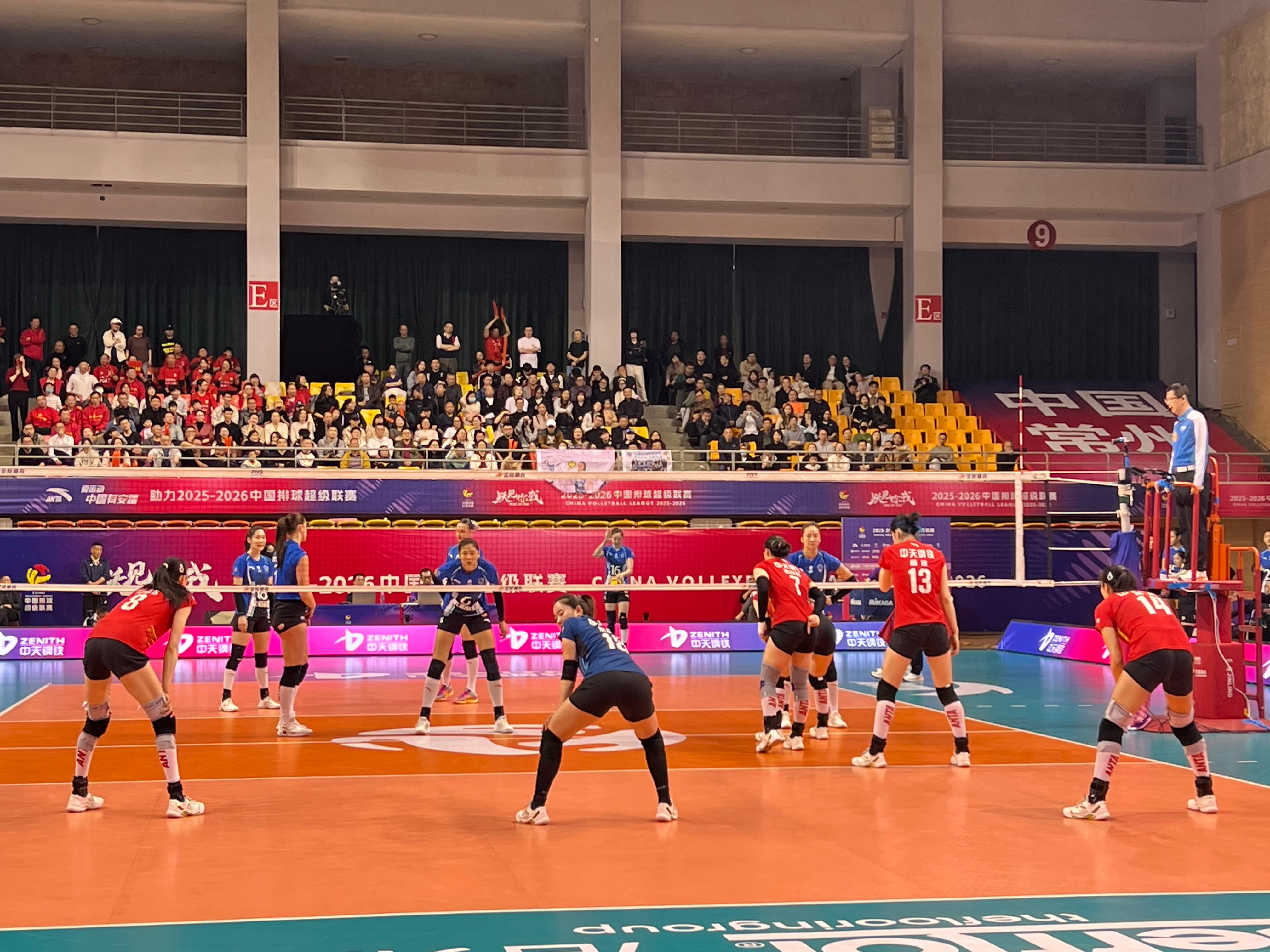 中国排球联盟江苏女排今天的安排特别有针对性，让吴梦洁打小主攻，对上范赖克的拦