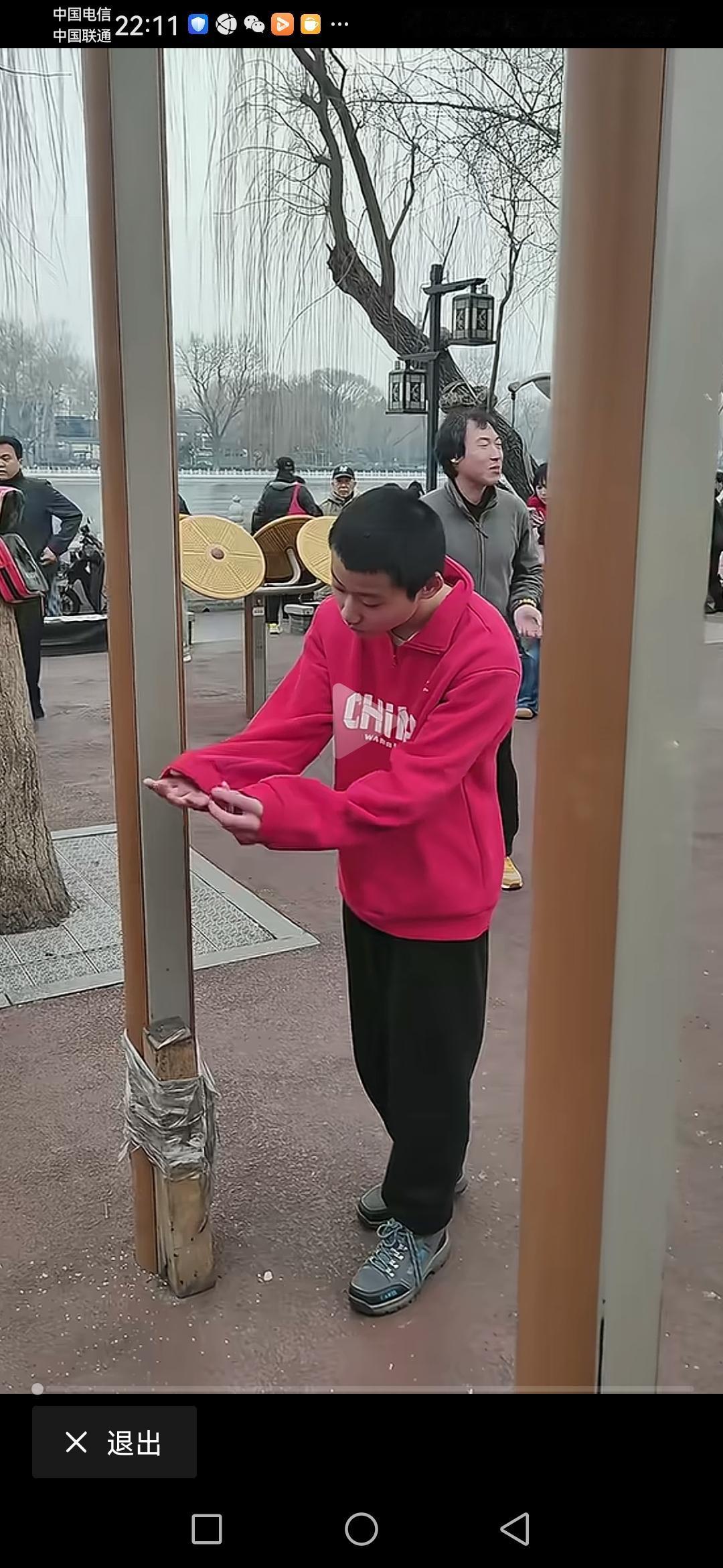 千万别以貌取人！你以为的“傻子”，可能只是懒得对你表演聪明！公园，一小伙，