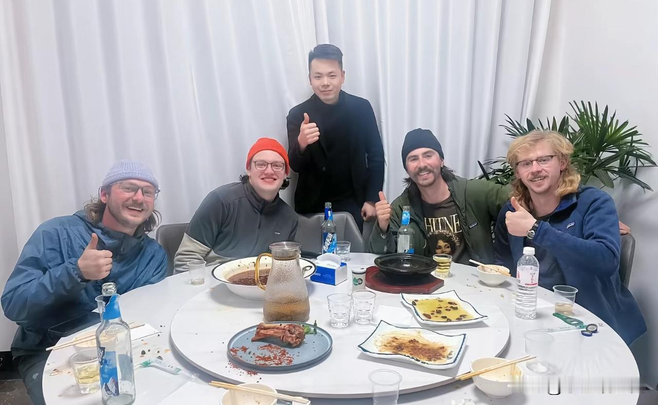 欢迎远道而来的外国友人来本店用餐，美食不分国籍，朋友不分远近！虽然语言不同，但是