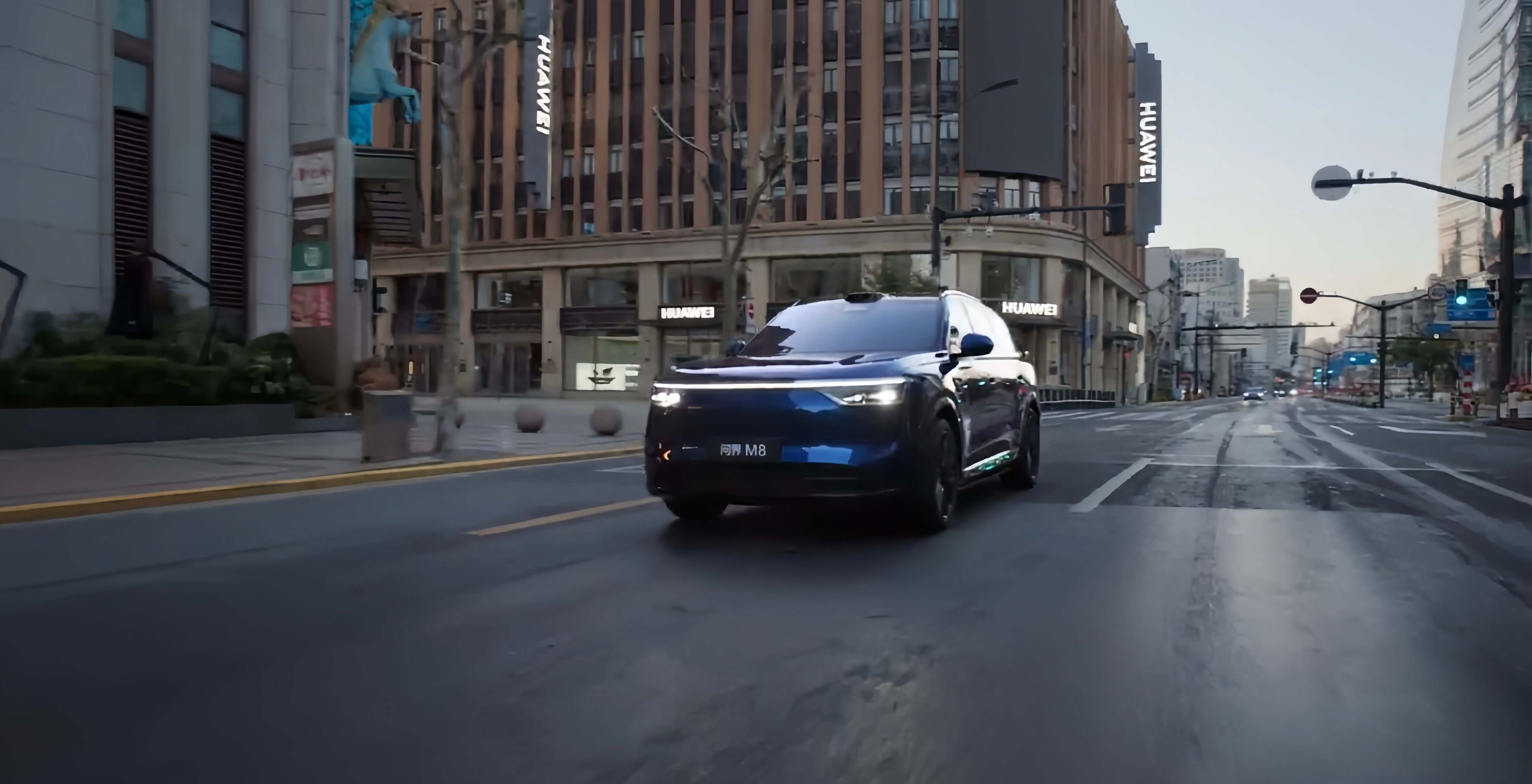 问界M8搭载896线激光雷达现在出去吃饭，常碰到窄胡同，错车掉头特别费劲。问界M