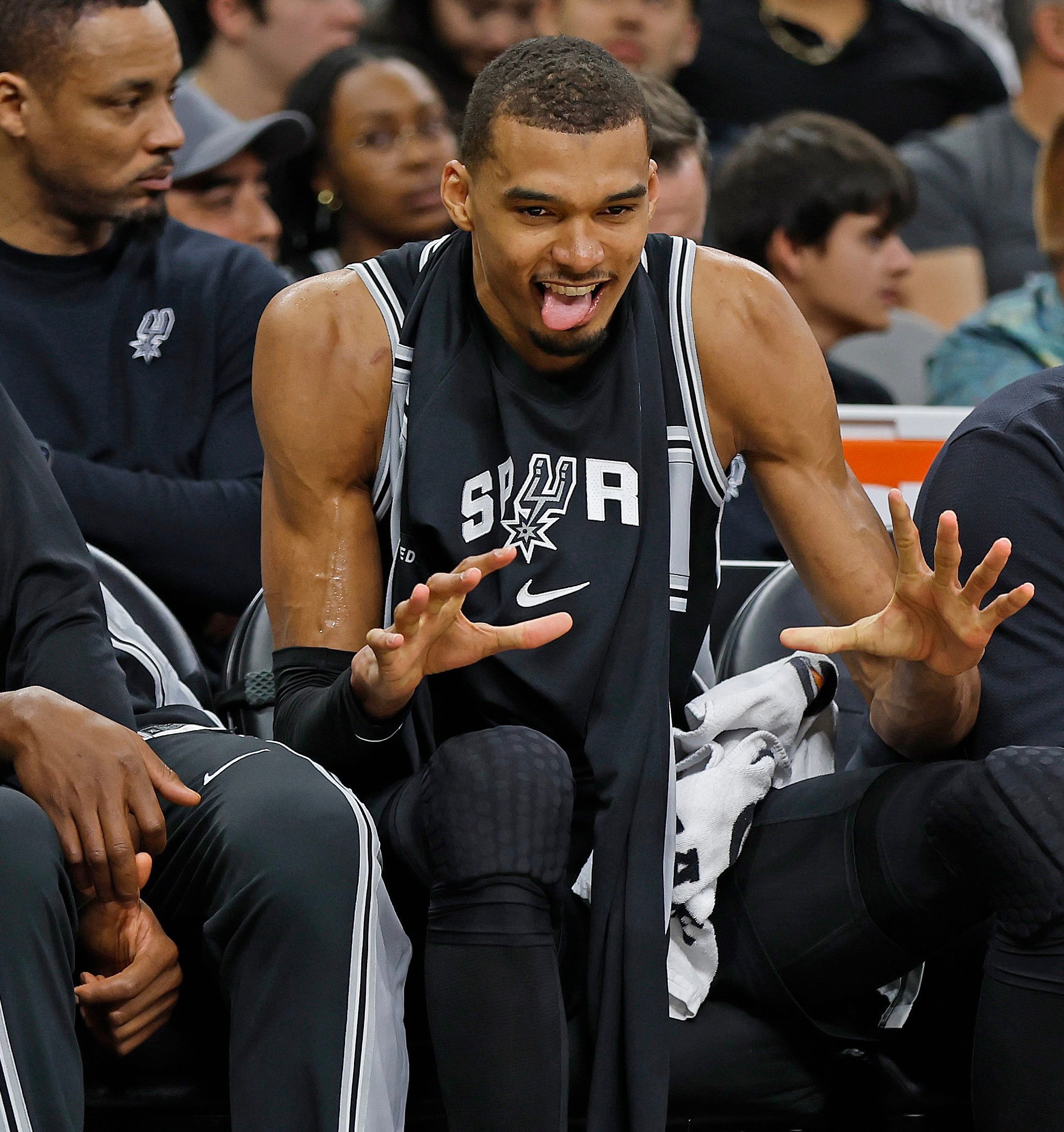 若文班亚马今年当选MVP，他将取代成为历史最年轻的常规赛MVP：罗斯出生于198