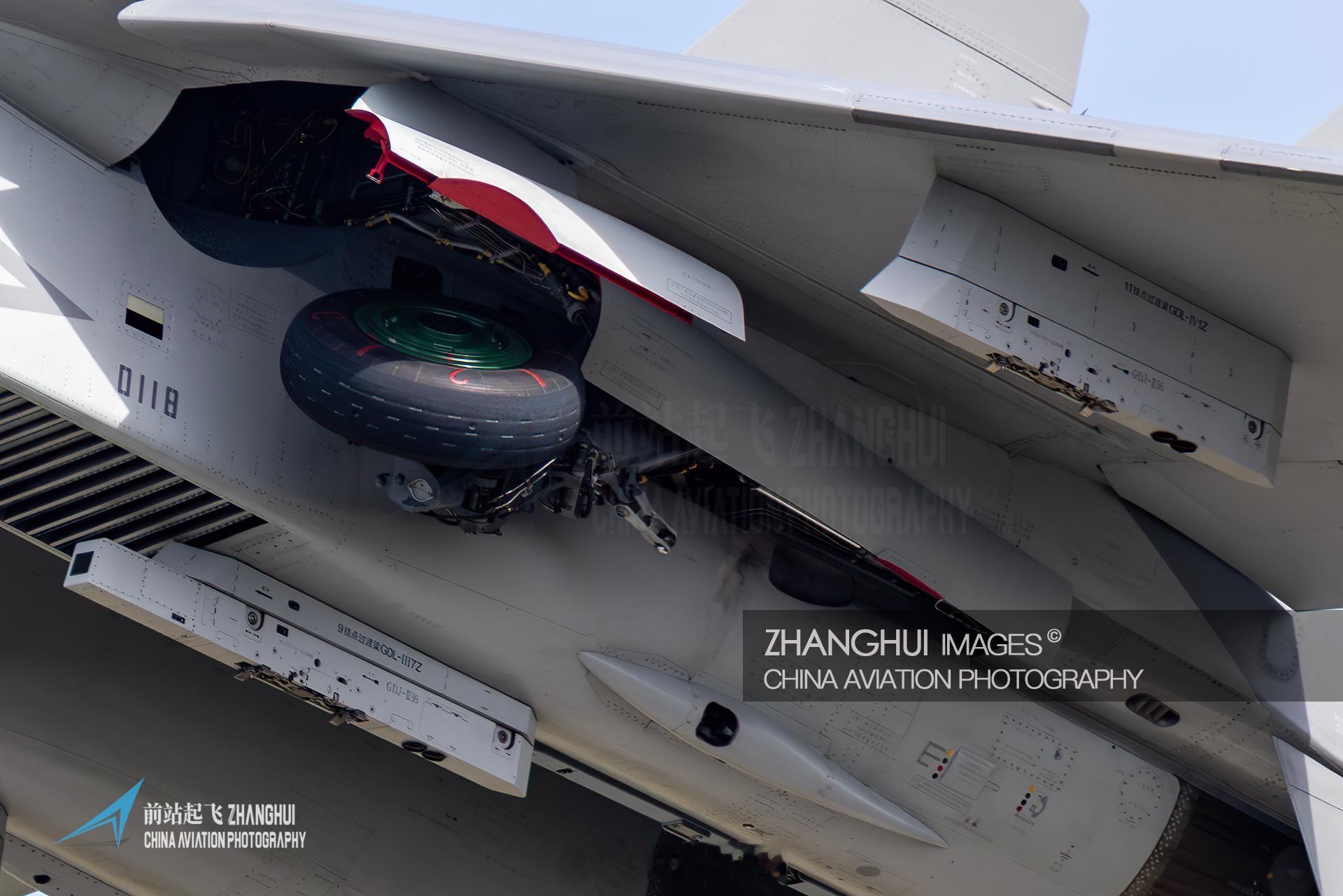 歼16正在收起起落架