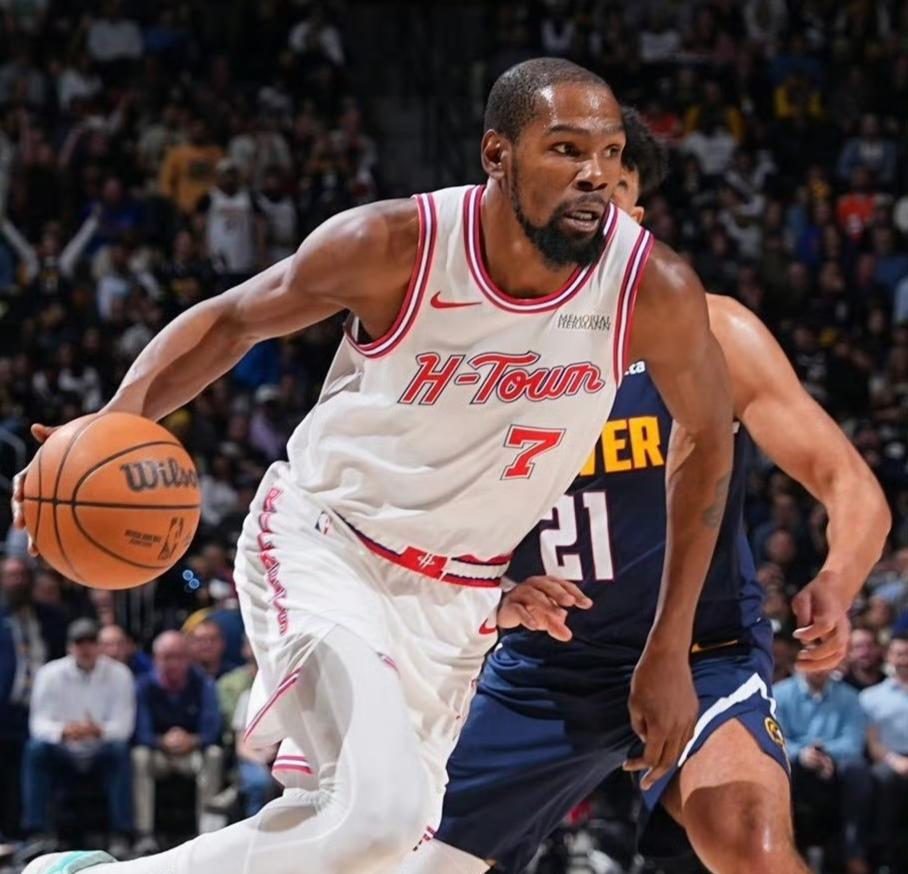 火箭管理层开心极了，不仅仅是因为火箭客场115-101战胜掘金，更是因为——