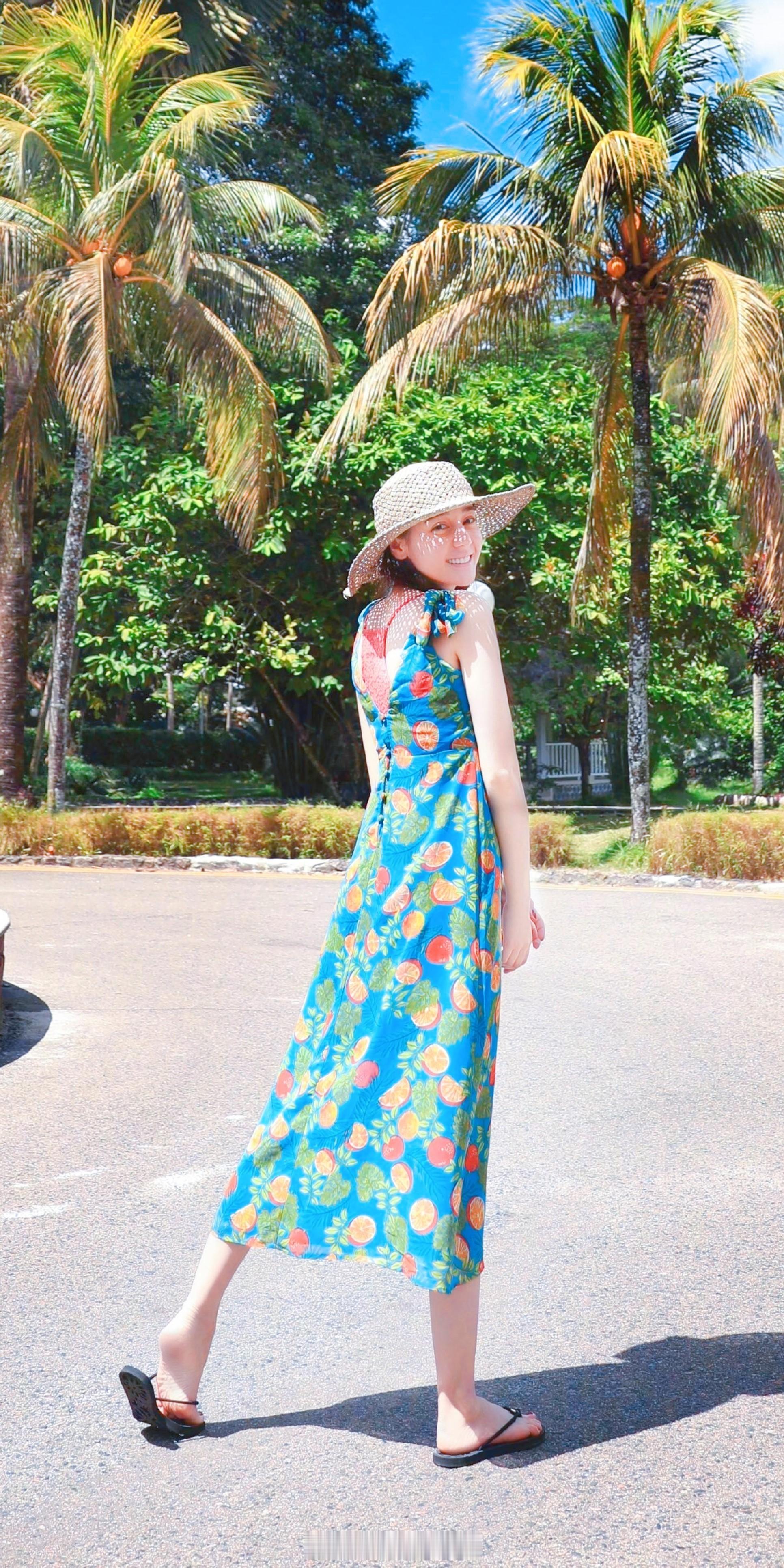 迪丽热巴阳光海滩萌美迷人