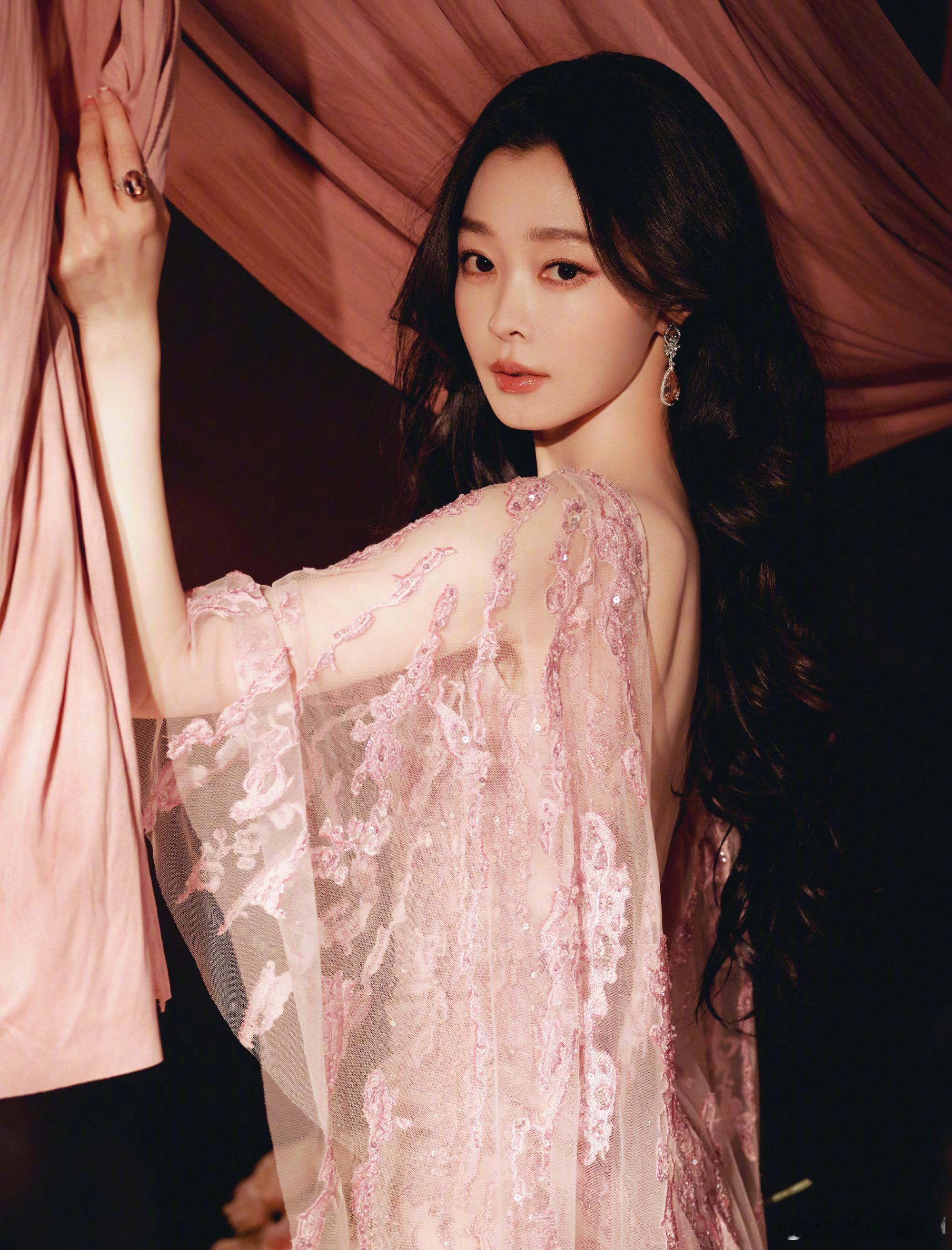 宋轶蝴蝶骨宋轶蝴蝶骨好美！白皙匀称的后背，这两个蝴蝶骨简直是点睛之笔，好有吸引力