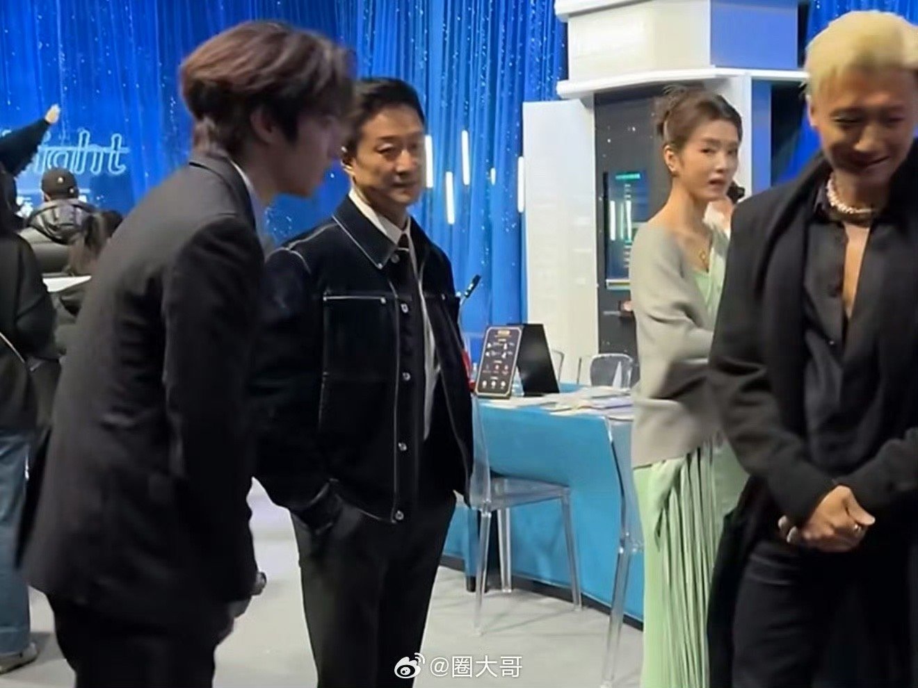 吴京给谢霆锋介绍刘耀文这同框的含金量谁懂啊！吴京带着刘耀文见霆锋说他想做打星，