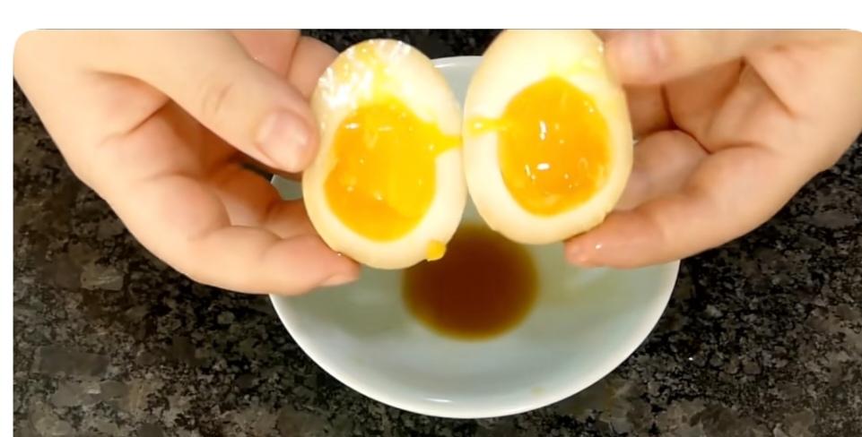每天坚持吃1个鸡蛋，对健康是好还是坏？对健康人群来说，每天吃1个鸡蛋有益无害，