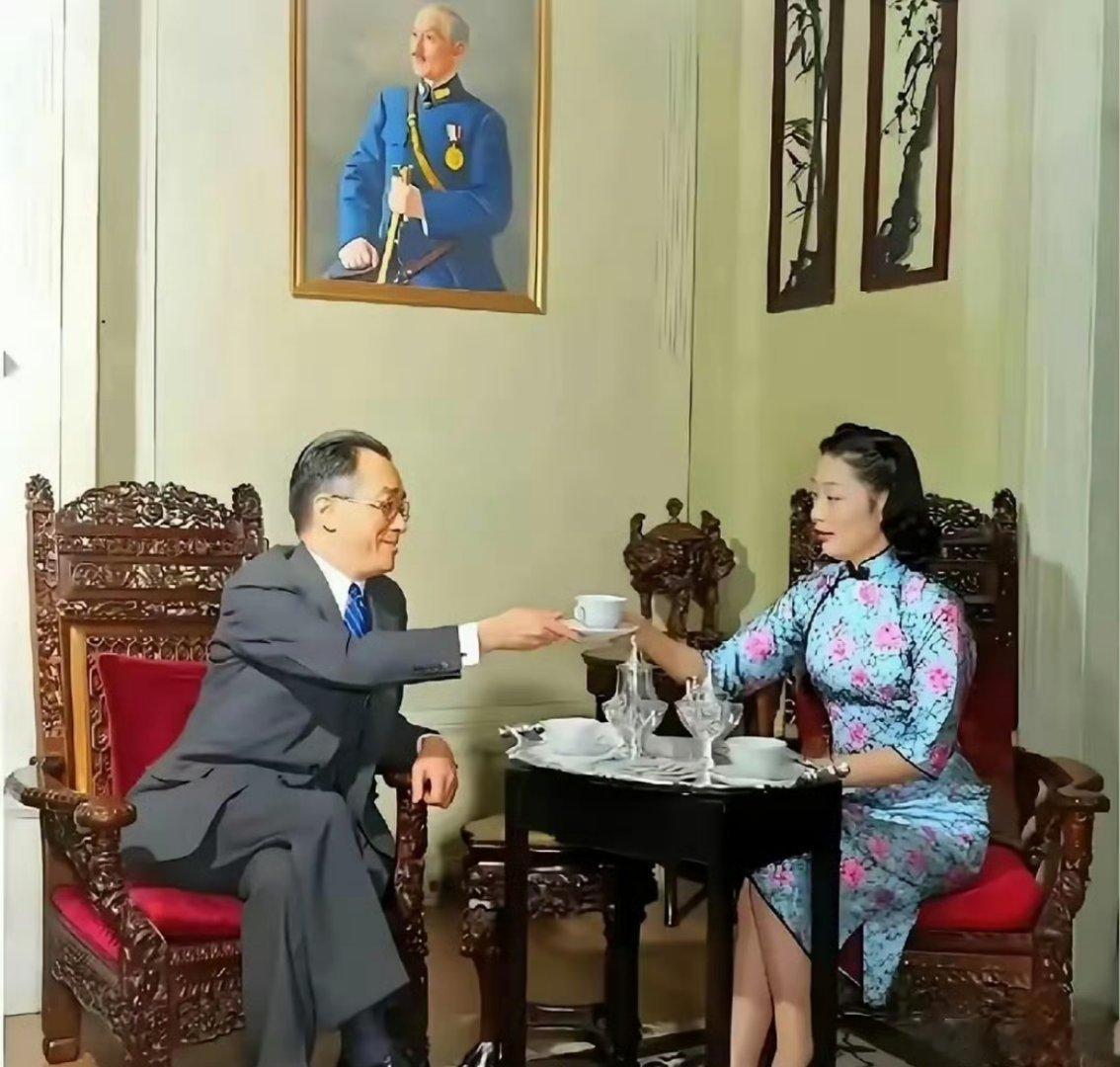 1941年，在中国抗战最艰难时期。这位主张把东北割让给日本的胡适大师，此时正在美