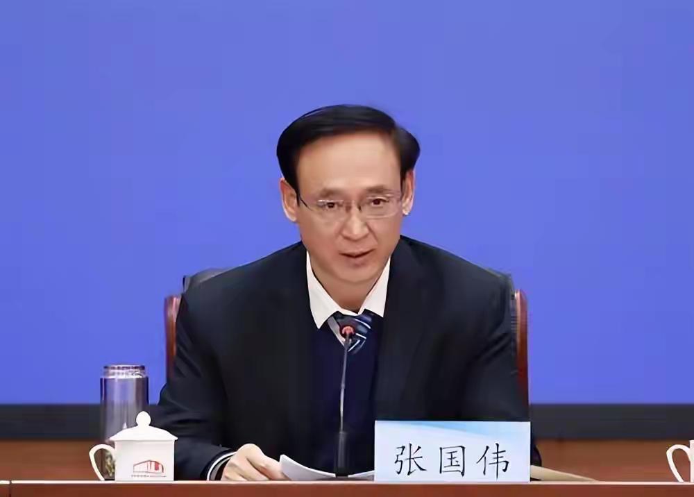 在全身而退，安享退休生活和身败名裂，一无所有之间他还是选择了后者。他19岁参加