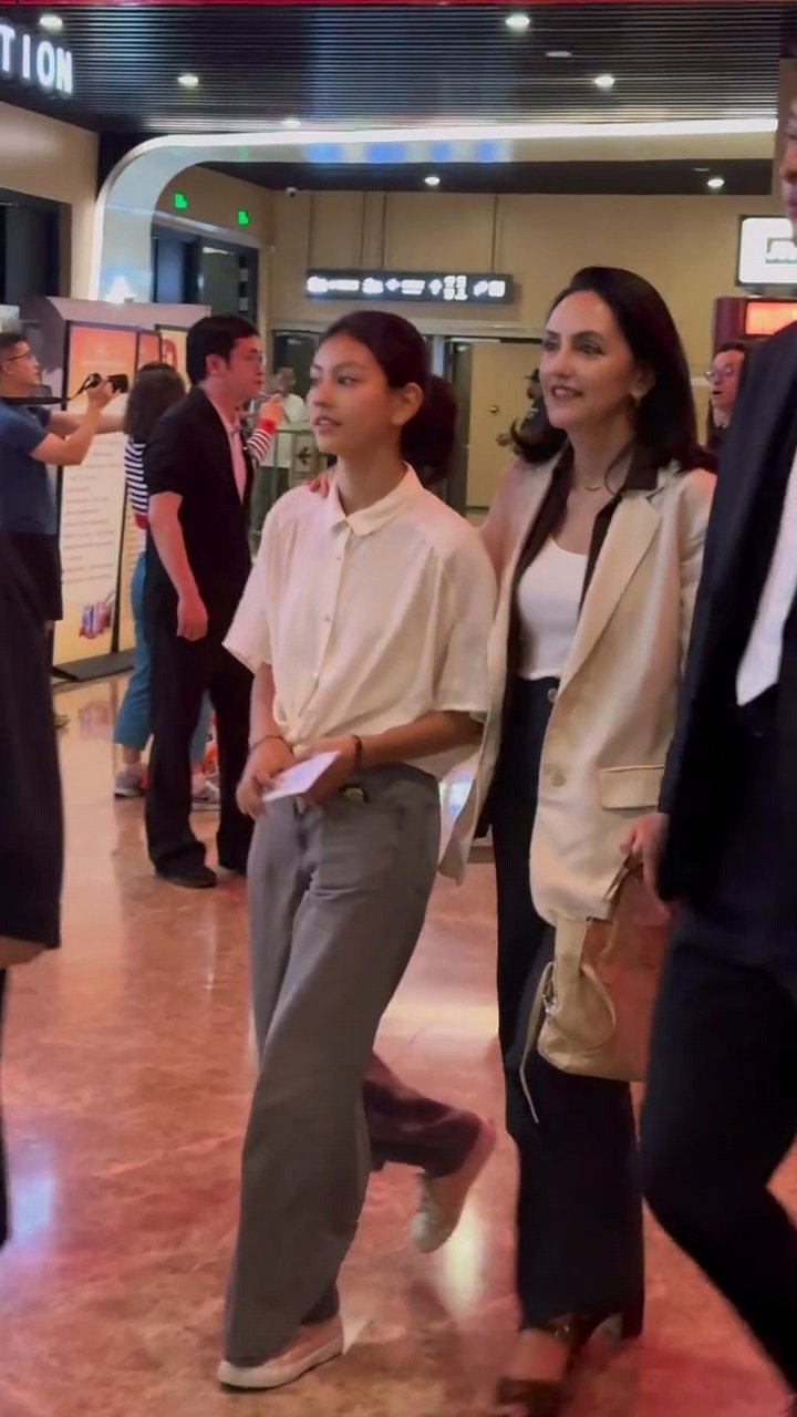 刘烨妻子女儿现身电影首映刘烨女儿越长越漂亮了霓娜被偶遇和妈妈一起去看爸爸刘烨电影