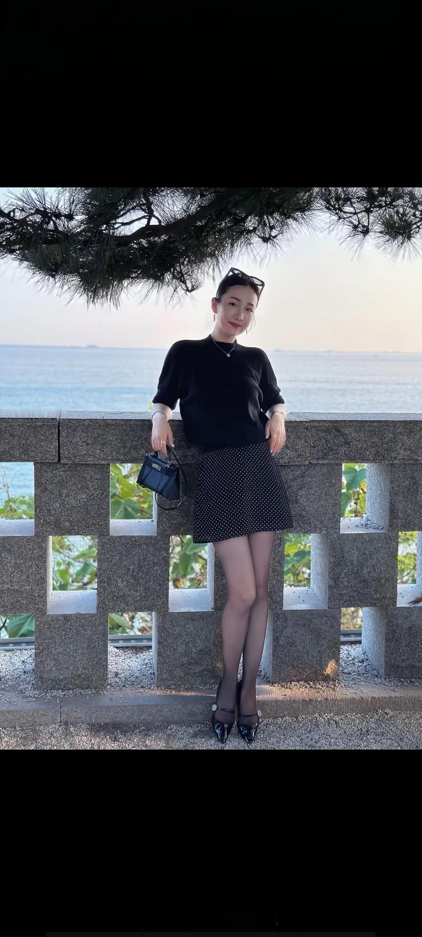 喜欢请点赞每日搭配分享·时尚穿搭如何挑选和搭配丝袜?穿搭话题热烈讨论