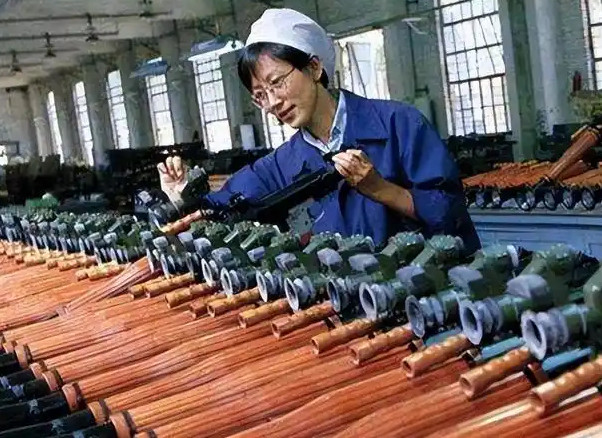 啥意思，瞄上中国工厂了？五角大楼弹药库告罄，准备砸重金诱惑生产。彭博社报道，五角大楼的高层交了底，他