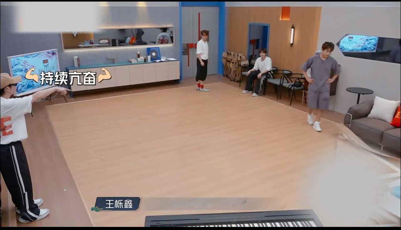 披哥5王栎鑫与苏醒吵架了！哈哈，哥几个好是真好，吵也是真吵。快乐老咖因为排练
