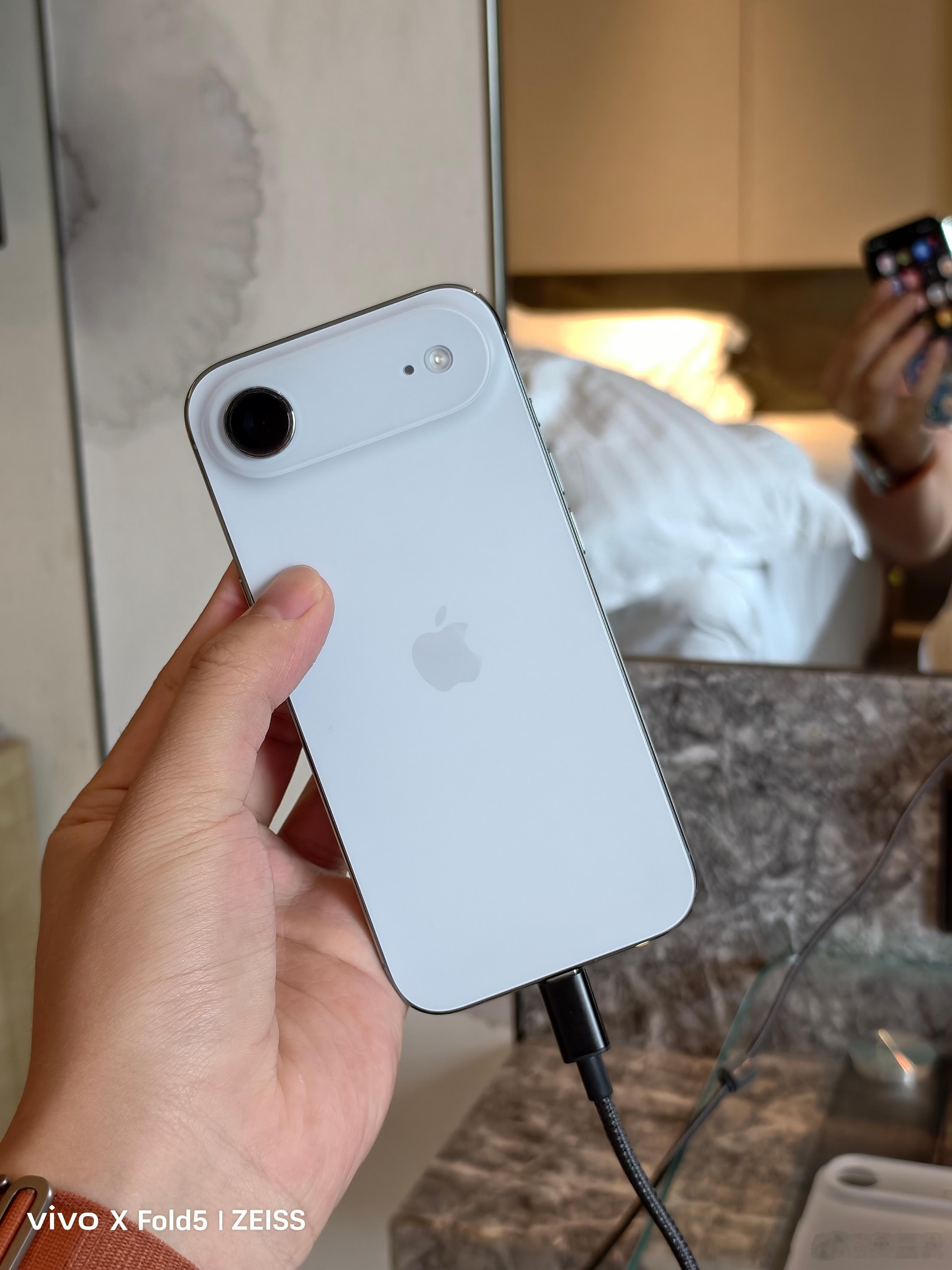 斥巨资买了一台港版iPhoneAir，导数据折腾一宿，早上起来还没下载完刚打