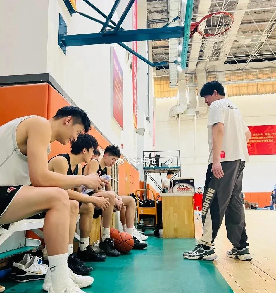 山东男篮的夏训人员越来越多。据记者夏晓司报道，参加完全运会预选赛的陈培东已经归队
