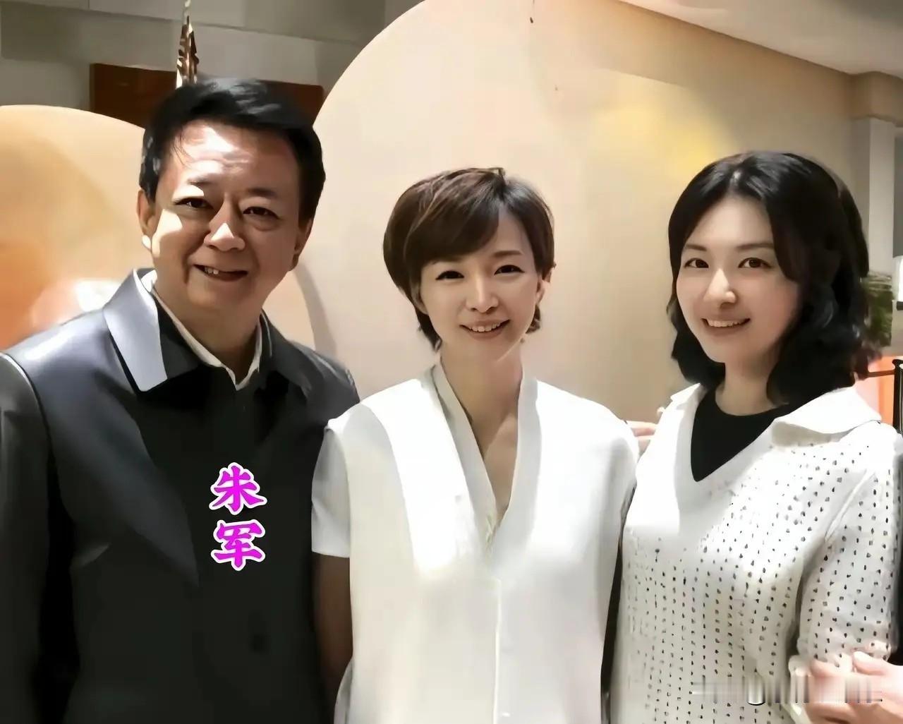 三位都是老牌央视主持人了，男的是朱军，两位美女，你认出是谁了吗？一个比一个气质，