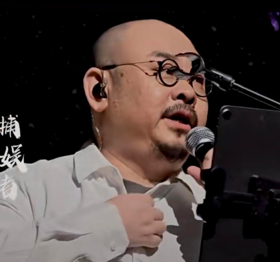 刀郎不唱明星那套，唱的是地头上的风、炕头上的泪。新疆的弦子一响，全国人都停下了