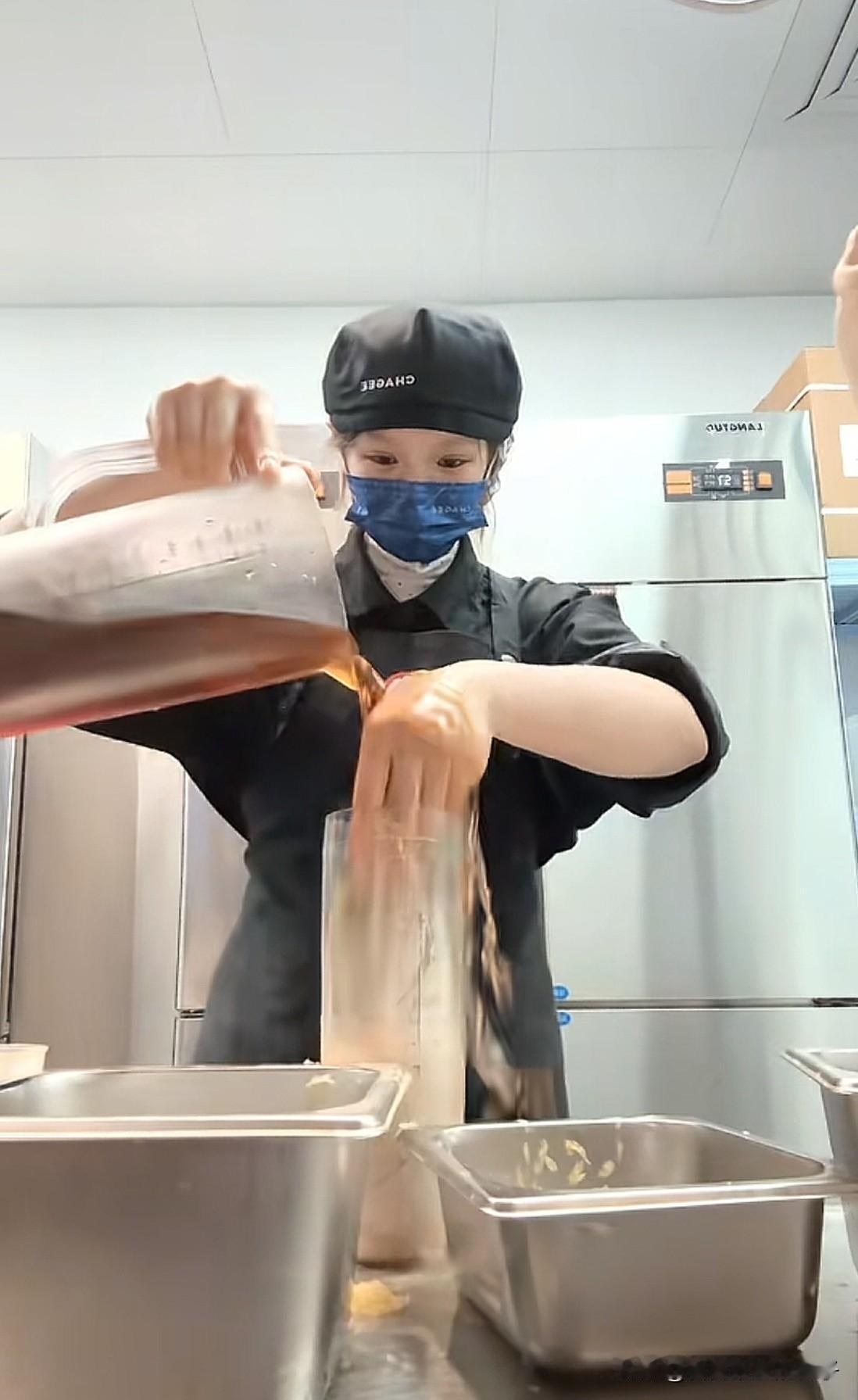 一觉醒来，霸王茶姬创始人的天塌了！视频中小姐姐穿着霸王茶姬的工服，在制造奶茶