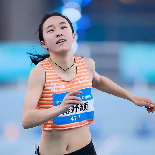 16岁陈妤颉43秒03闪耀世锦赛中国女子接力新希望
