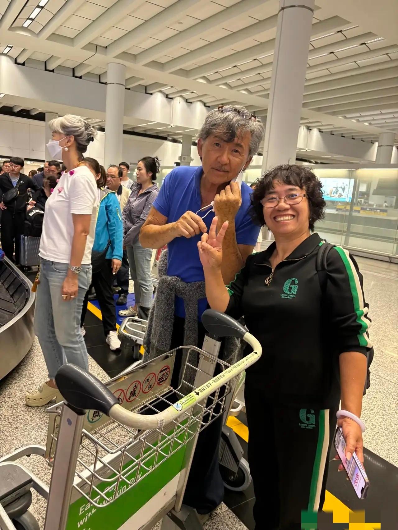 近日，有网友在香港飞往某地的航班上偶遇了乐坛传奇夫妻——79岁的林子祥与65岁的