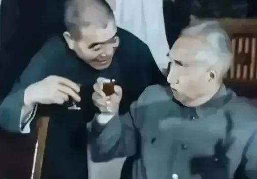 这张珍贵的照片拍摄于1978年，国庆宴会上，陈永贵来到革命老前辈身边，满脸笑容给