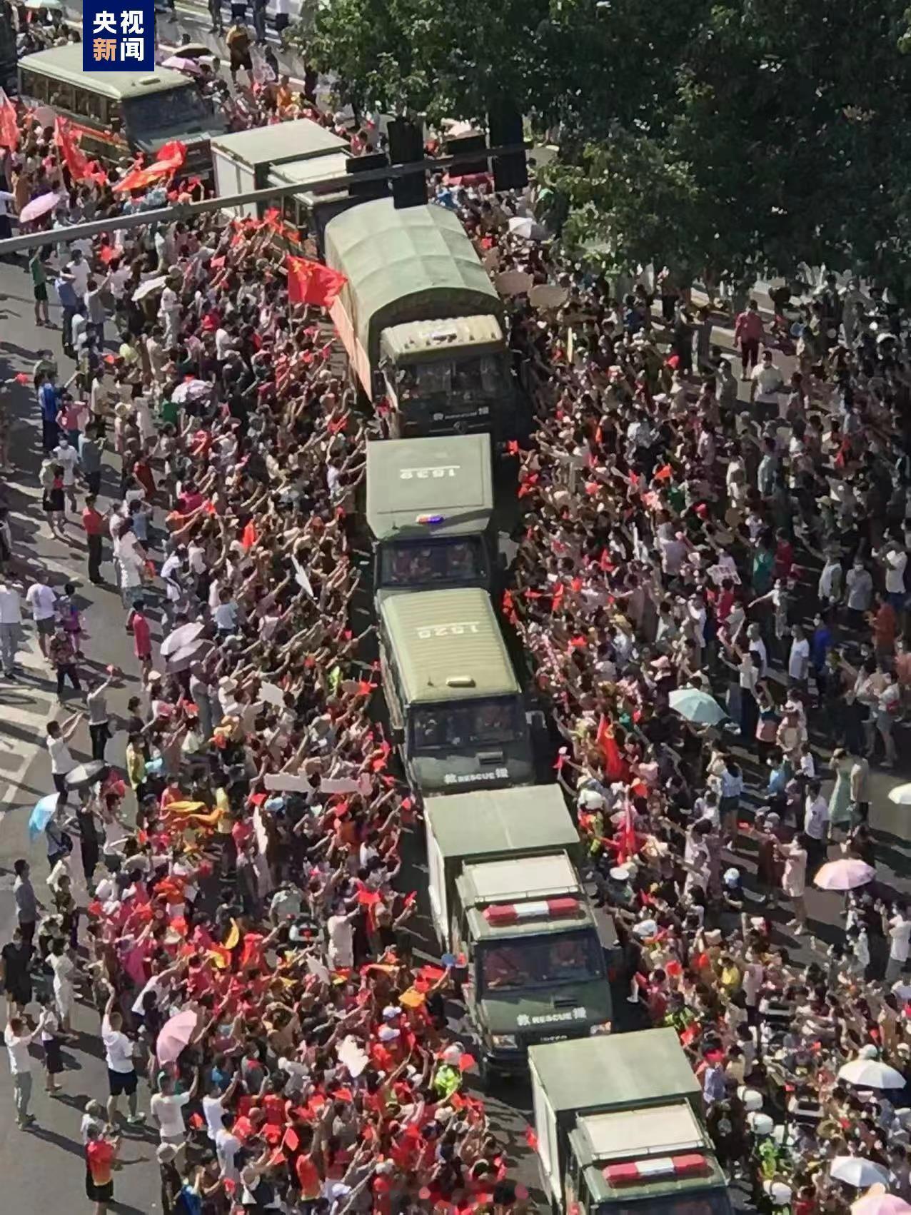 这就是为什么「越了解越拥护」。图一是1998年江西九江人民夹道欢送子弟兵图二是