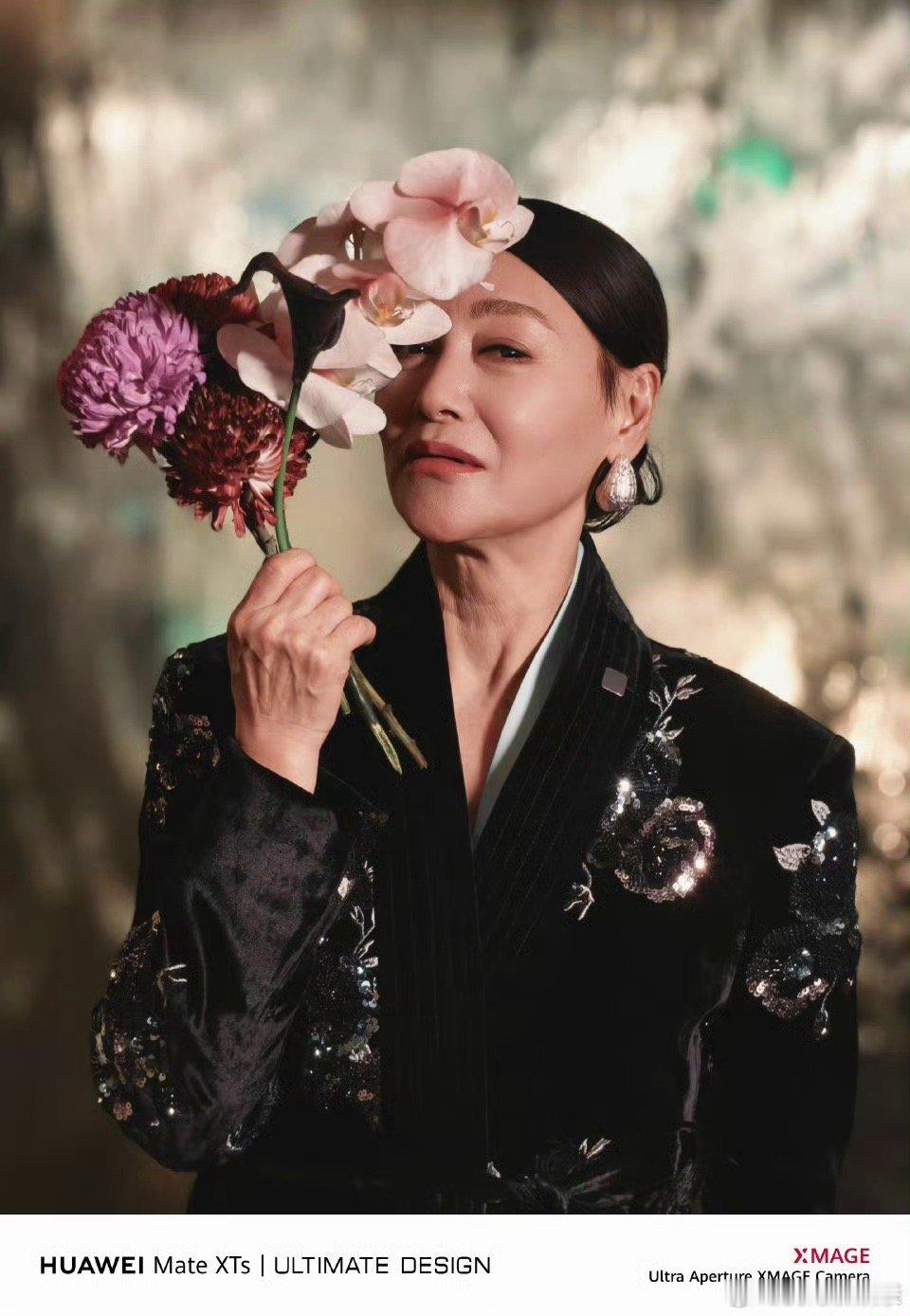 红姐太让人佩服了！金鸡前用手机琢磨台词，经典台词一出口鸡皮疙瘩掉一地，老艺术家的