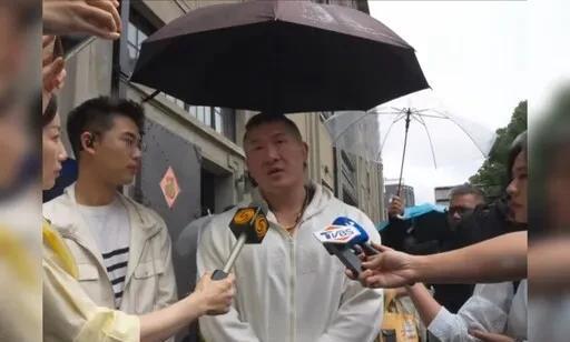 馆长今日参访四行仓库，表达了对中国遭受列强欺凌深有体会，也坦承自己理解了为何大陆