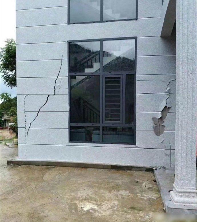 一辈子的心血，终究是喂了狗。💔当初鬼迷心窍信了“轻钢别墅”的邪，觉得洋气、觉