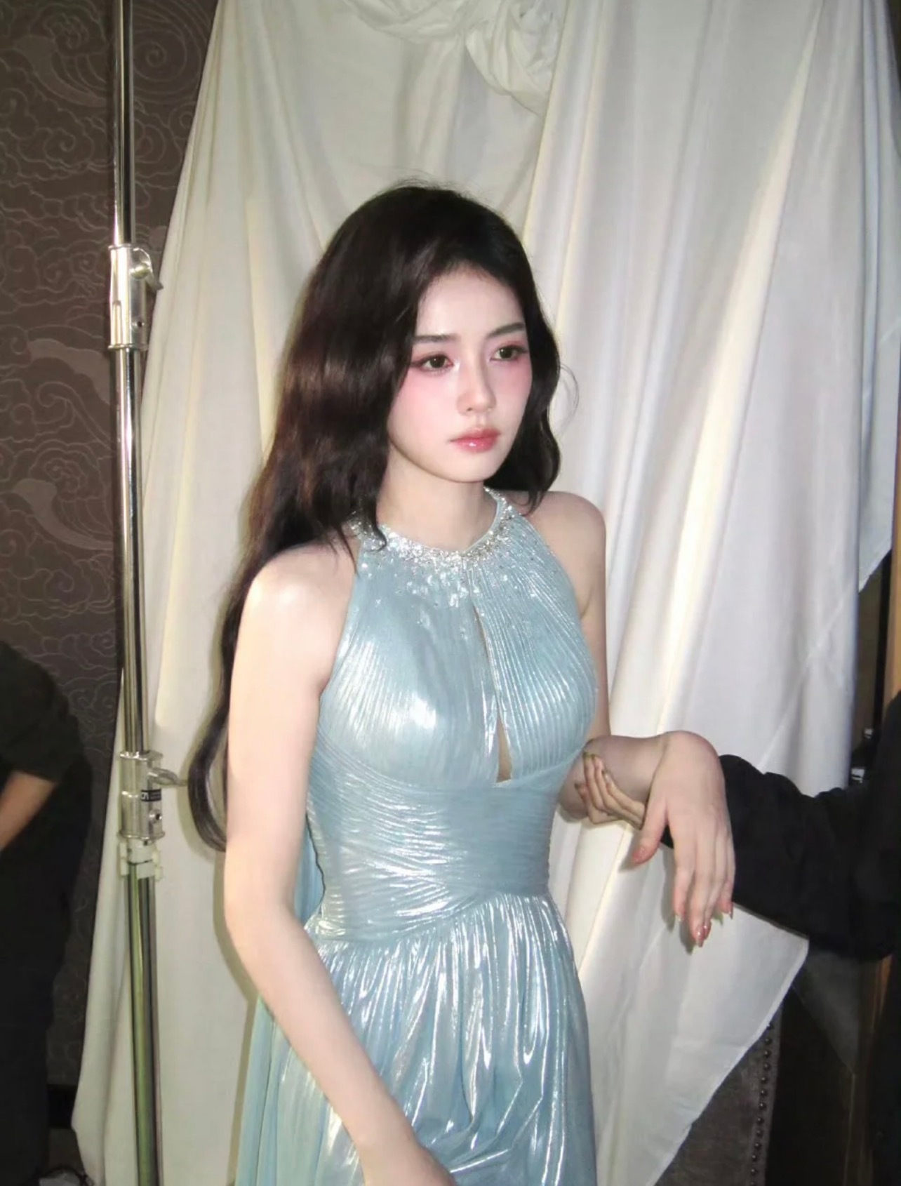 白鹿这个上目线看人好绝。最近有点迷她，波光粼粼一女子。