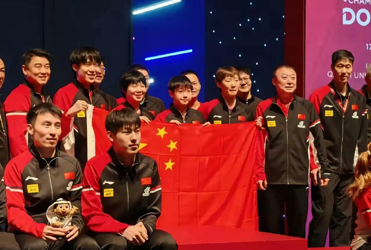 从这张图看出我王励勤的格局，莎莎居中，两枚金牌加身，是队伍里的开心果。照