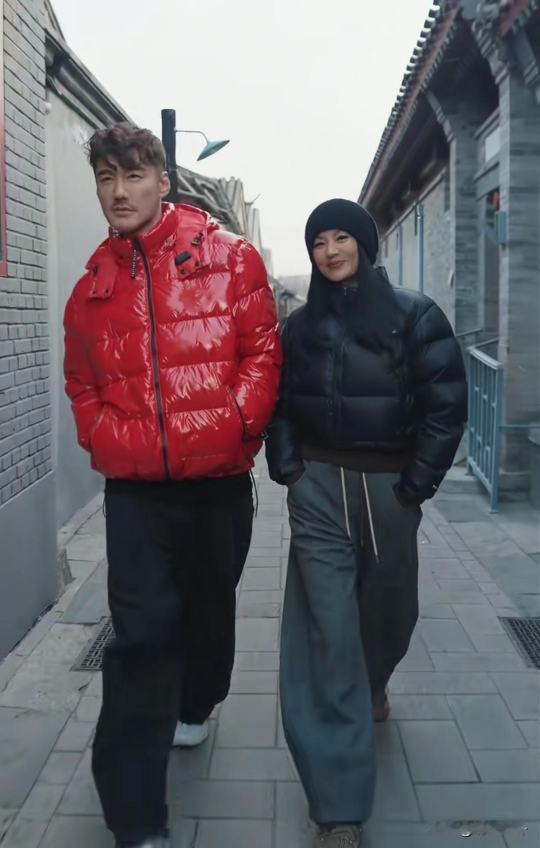 走在一起，常常会被生活轻轻打趣一句，但真正能让人觉得安心，这么多年过去了，还能并