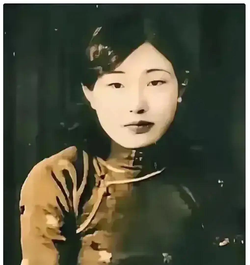 1940年，日本宪兵队长在茶馆喝茶，这时，一个穿着白色旗袍的军统女特工，故意和他