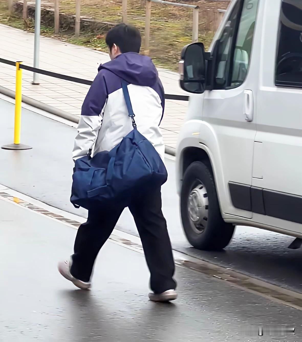 我去！樊振东大冬天，怎么穿拖鞋出门？东哥，你好歹也是世界唯一金满贯，怎么