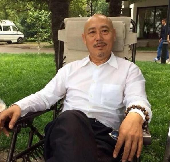 1991年，身价过亿的李诚儒，把糟糠之妻和6岁儿子赶出家门，转身娶了女朋友。20