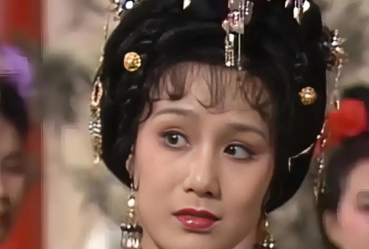 737年，唐玄宗刚从惠妃寝宫出来，腿有点发软，这时，听到远方有打斗声。玄宗刚要跨