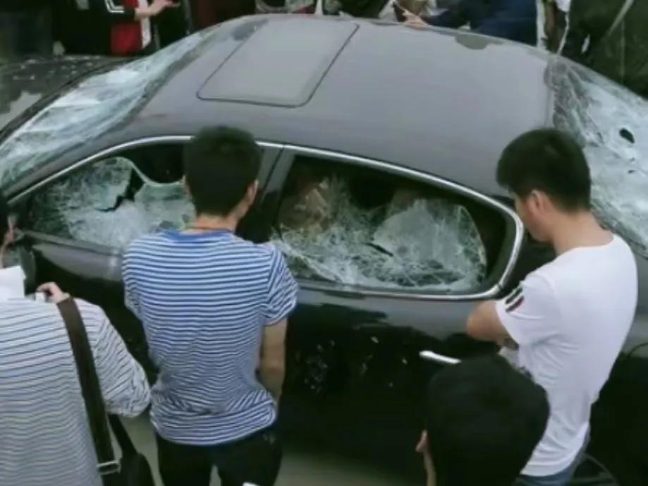 陕西，男子接女儿放学，却在学校门口看见妻子和女儿坐在情人的车上，3人有说有笑，很