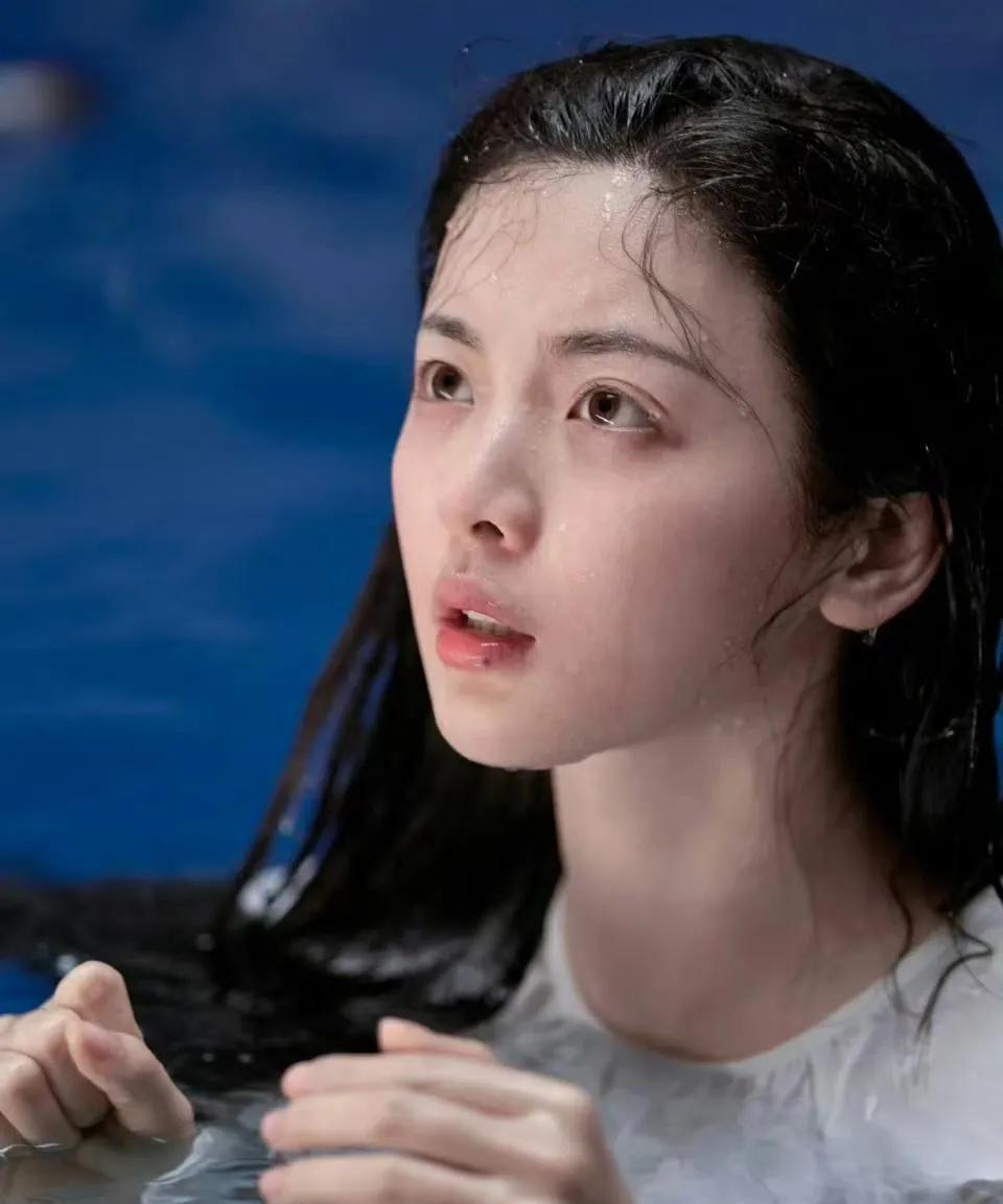 终于明白为什么杨超越业务能力差，还能成为顶流了，这素颜真的漂亮精致，何况身材还好
