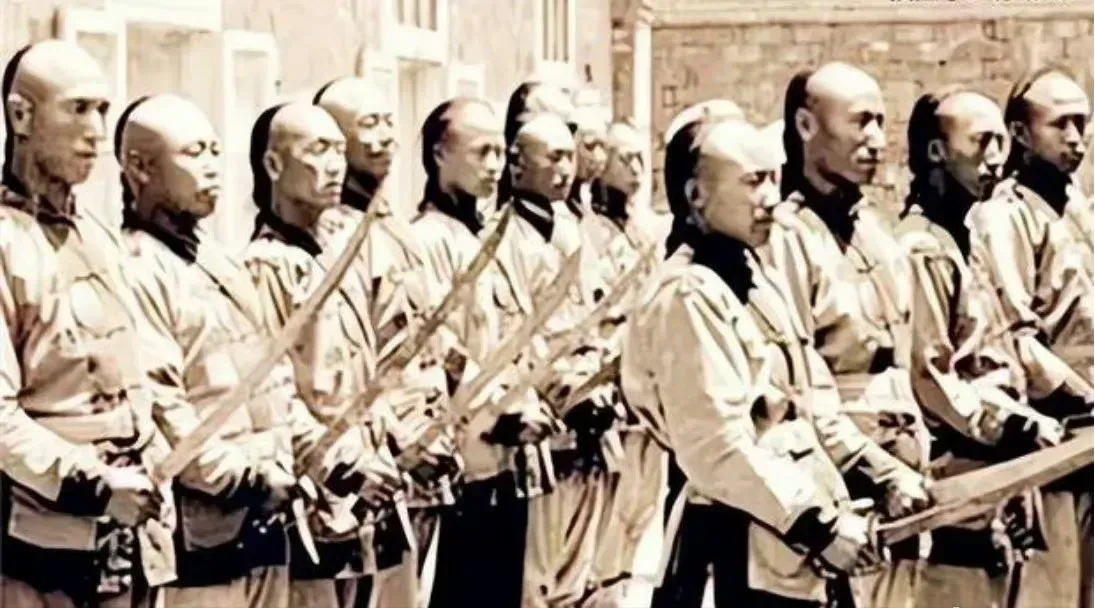 清朝大内侍卫，看着风光，实际上过得一点都不轻松，尤其是新上岗的那天，得穿着浇了童