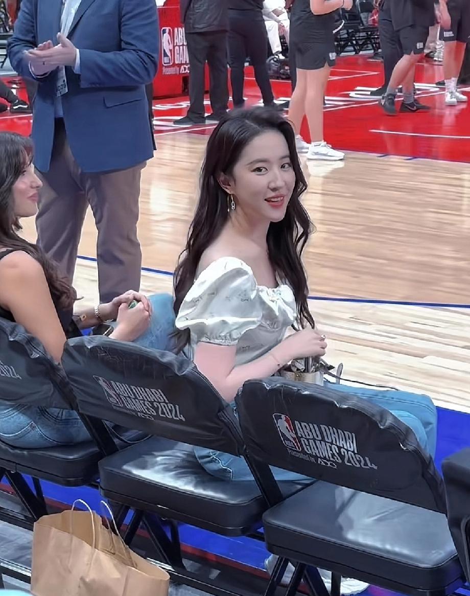 刘亦菲一回归，就让你忘了她本人是谁。在《玫瑰的故事》片场，她让黄亦玫住进身体。