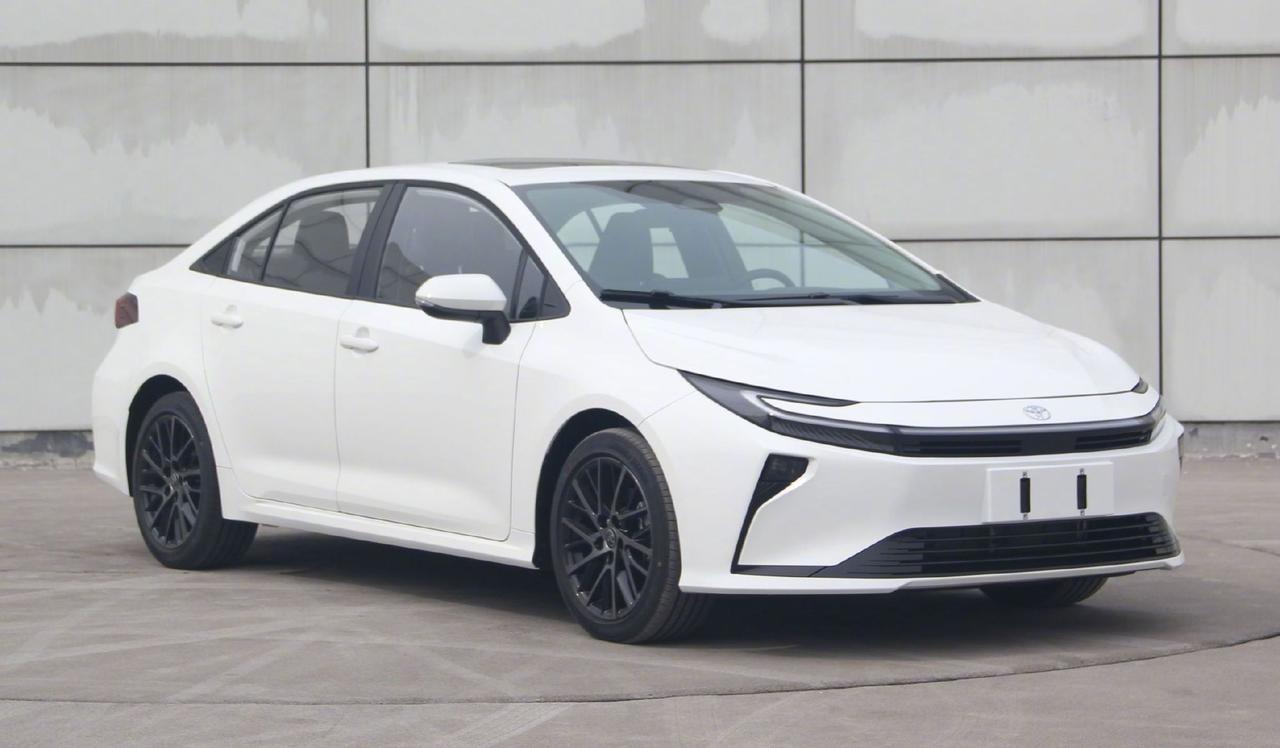 一汽丰田新的卡罗拉和RAV4申报图。放在一起看。卡罗拉的前脸很熟悉了，BZ，凯美