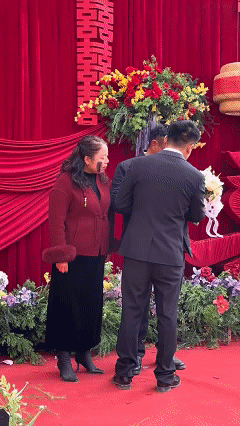 看哭了！河南封丘，一对新人结婚，可婚礼现场上，新郎却把叔叔婶婶请到了舞台上，并亲