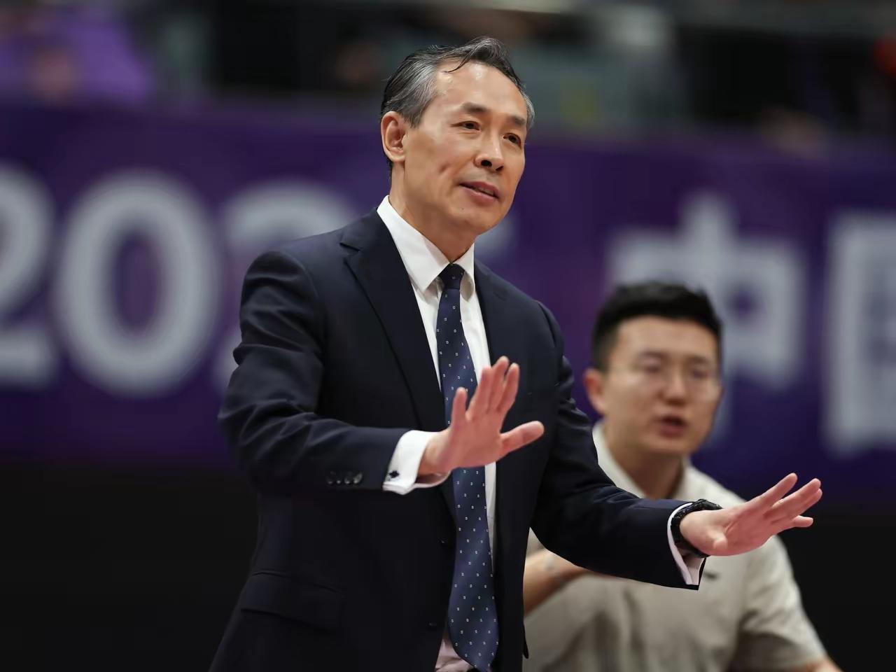 许利民绝对是cba赛场上的哲学大师？客场被广东男篮绝杀后，北京男篮主教练许利民如