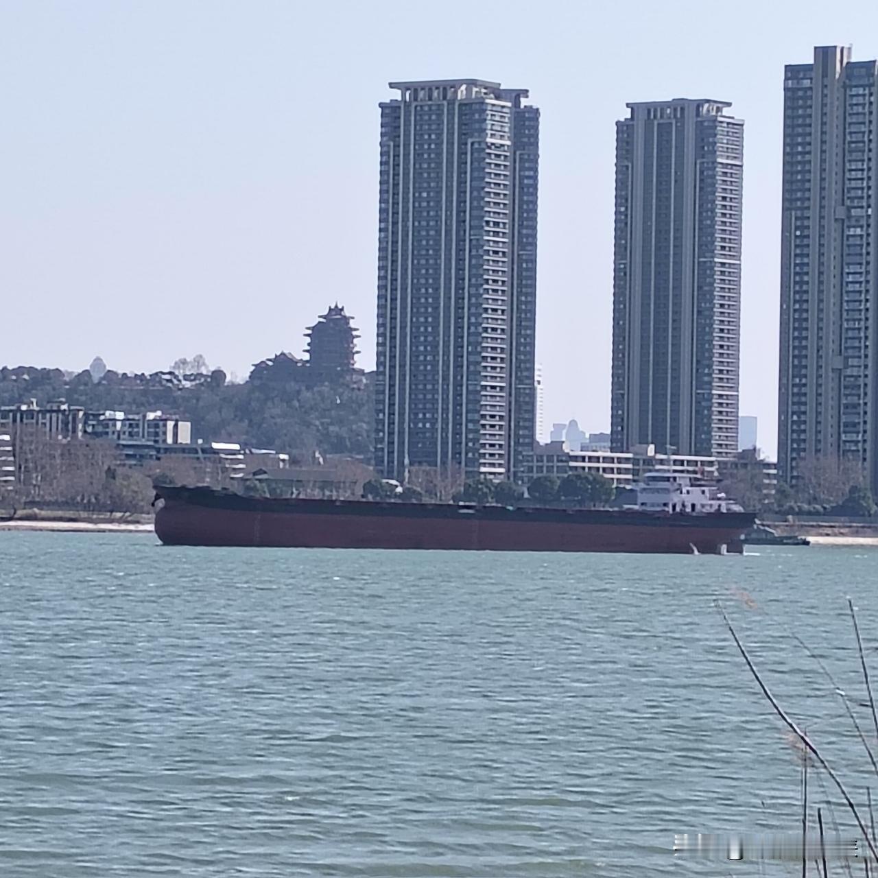 南京。好好的阅江楼。废了。号称长江四大名楼。被高层建筑挡的严严实实。阅什么