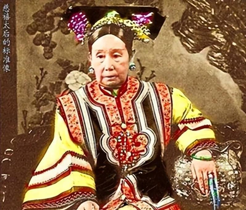 有一次，慈禧在东暖阁召见恭亲王奕䜣议事，由于说话时间太长，奕䜣端起面前的茶便喝了