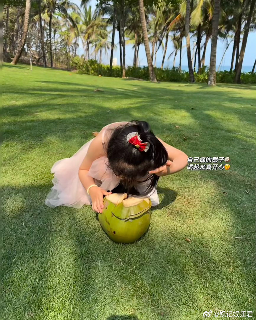 潘玮柏一家三口海岛度假，女儿都这么大了，合照中潘玮柏虽然没出镜，但是手冲镜头比耶