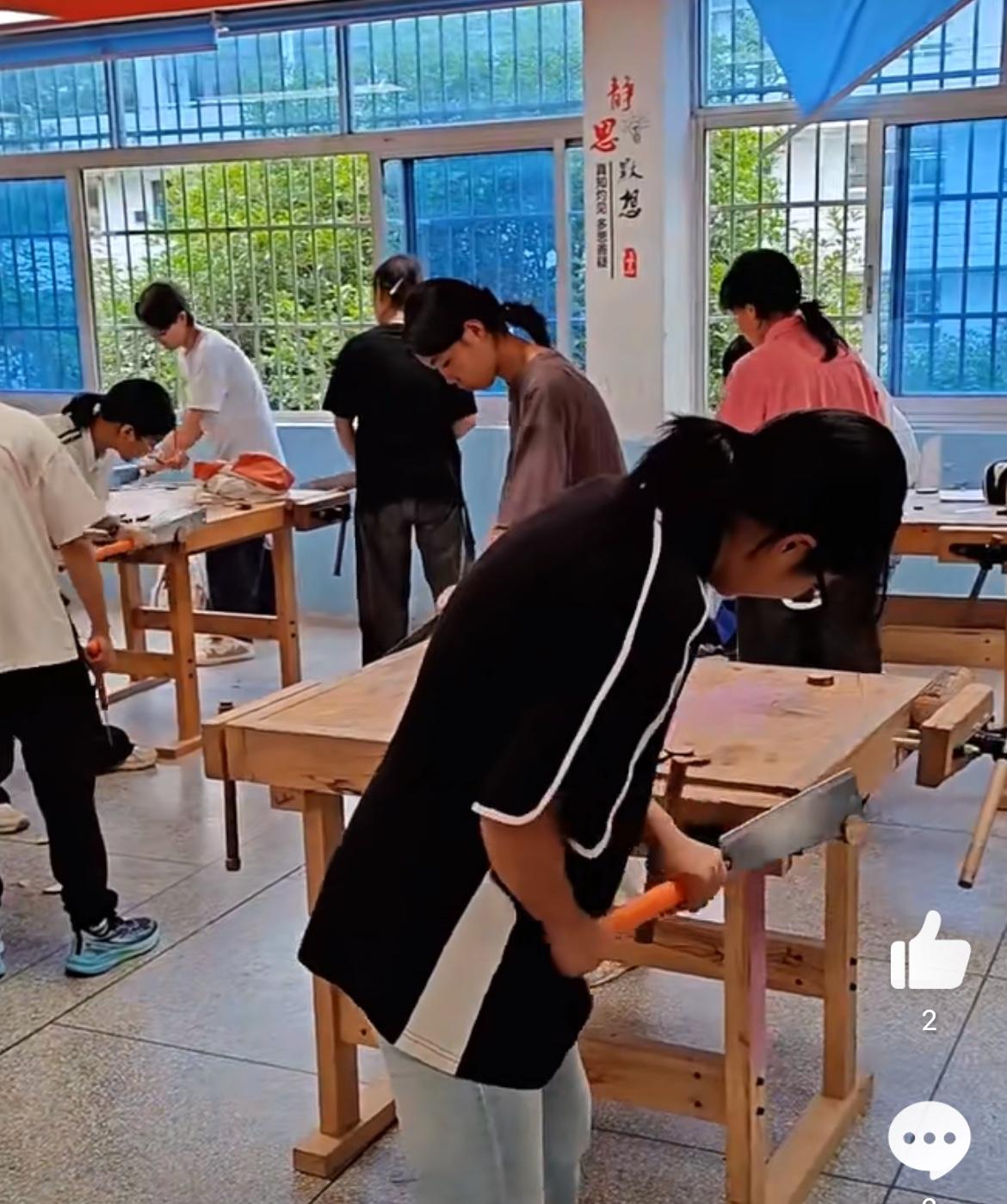 为什么家长拼命不让孩子读中专，这个画面就是答案吧。一群稚气未脱的男孩、女孩在教室