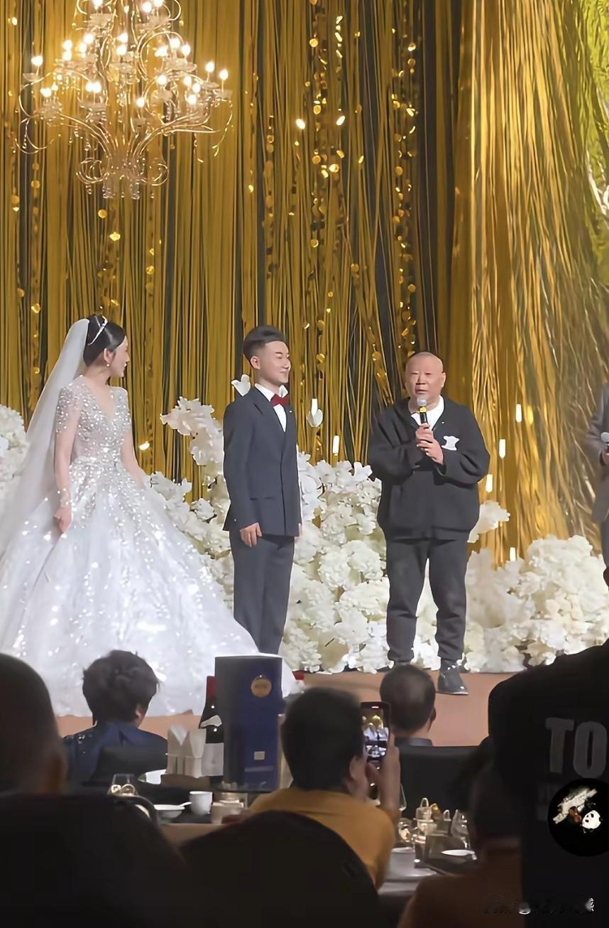 郭德纲老师这是在给谁捧场啊？这应该是一个结婚典礼的现场，这对新人也是够幸福的了，