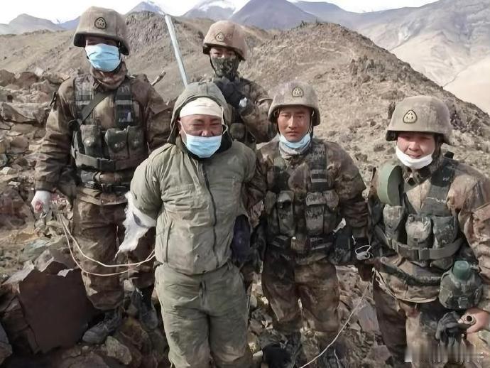 穿越雪域寒冬，印军士兵身着二手美军P棉防寒服，湿气侵袭却依旧保持七成体温。这不仅